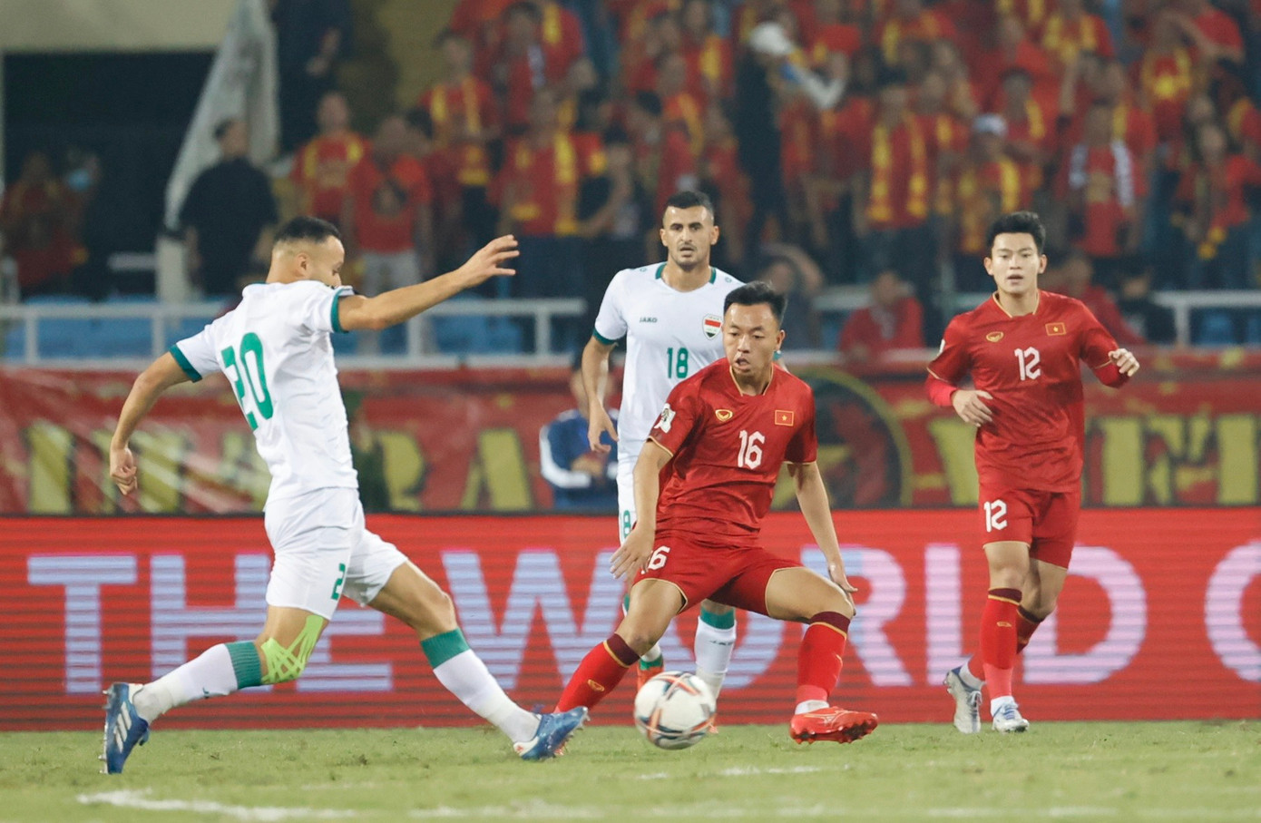 Các cầu thủ Việt Nam tranh chấp bóng quyết liệt. Ảnh: Như Ý