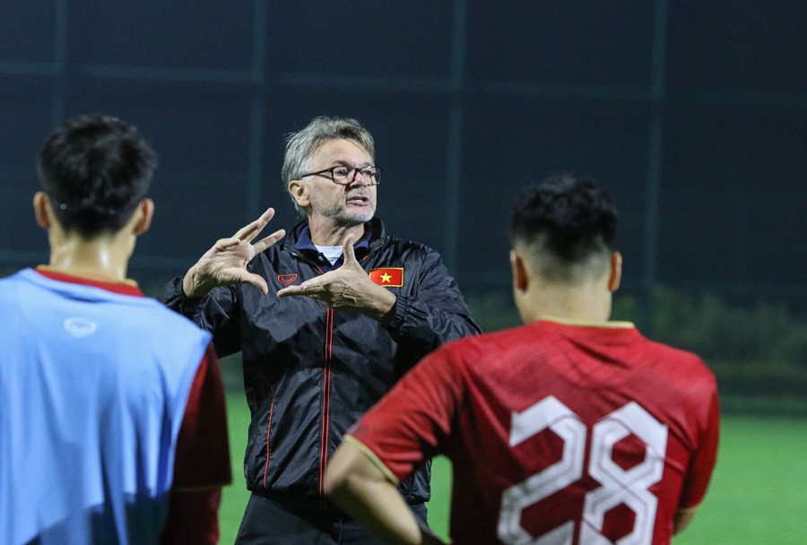 HLV Troussier hướng dẫn tuyển Việt Nam trước trận đấu với Uzbekistan. Ảnh: VFF