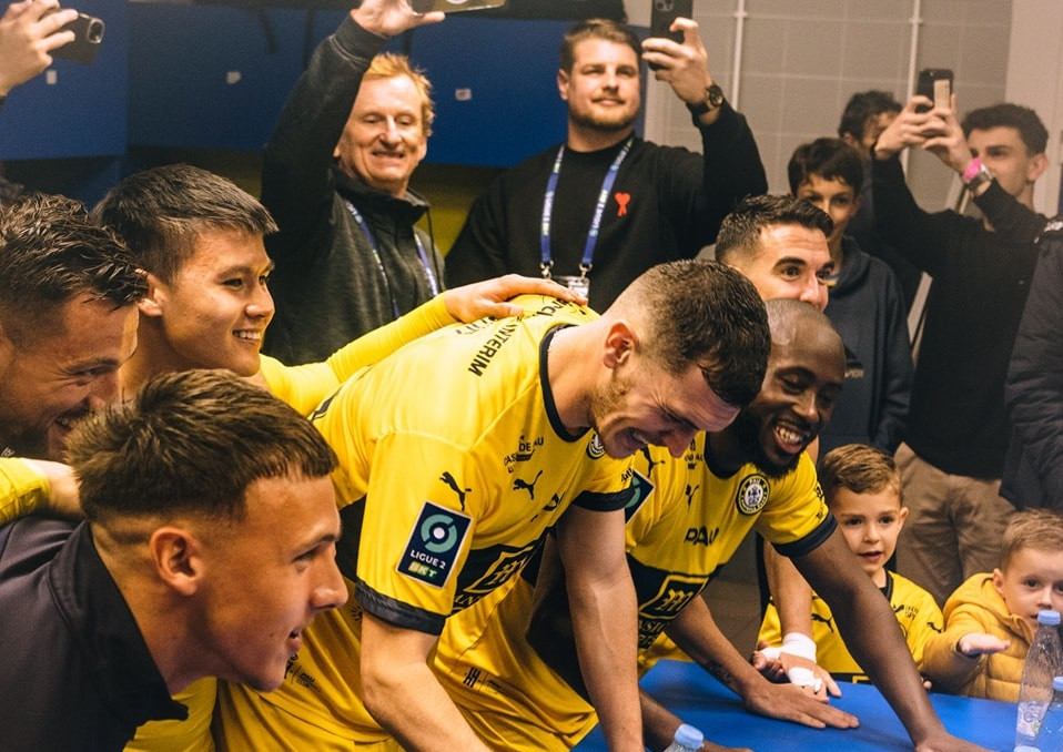 Quang Hải ăn mừng cùng đồng đội sau trận thắng Niort