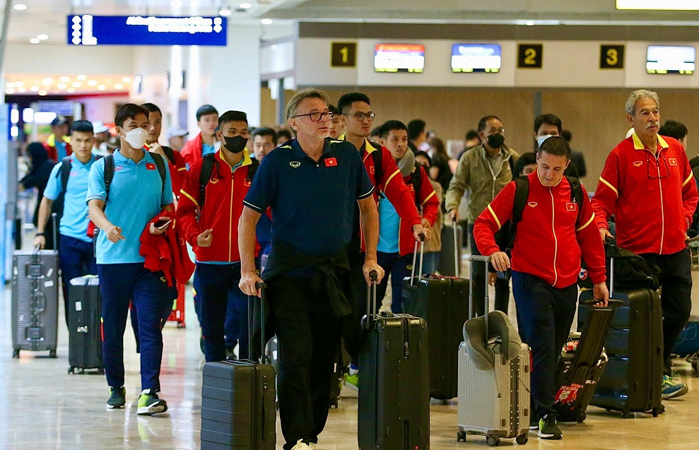 Tuyển Việt Nam trở về lúc nửa đêm. Ảnh: VFF Tuyển Việt Nam trở về lúc nửa đêm. Ảnh: VFF