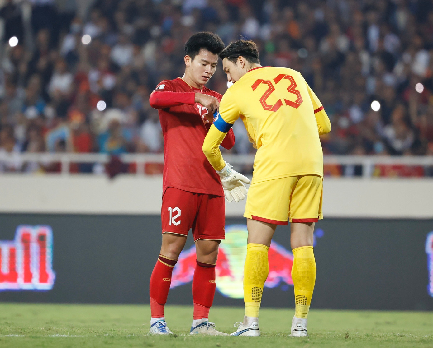 Tuấn Tài đeo băng đội trưởng cho Văn Lâm. Ảnh: Như Ý