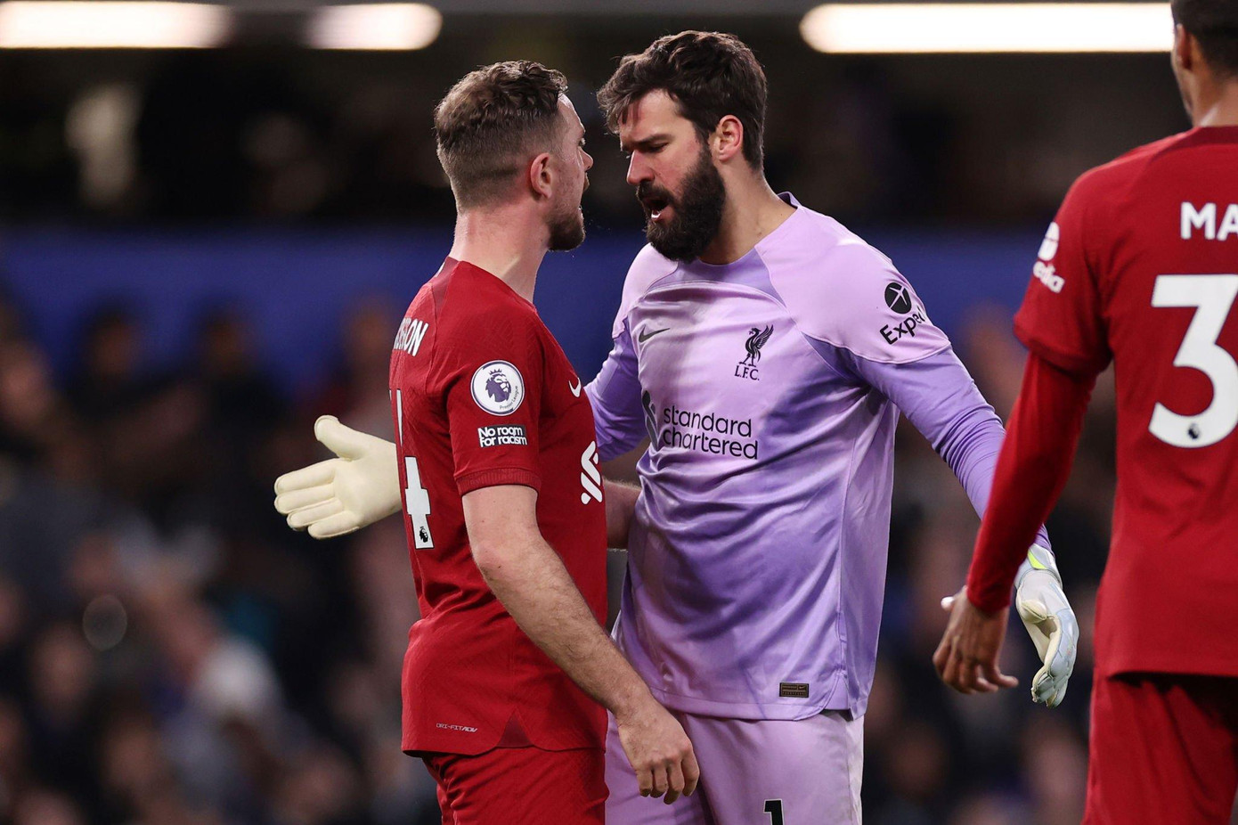 Henderson và Alisson tranh cãi gay gắt Henderson và Alisson tranh cãi gay gắt