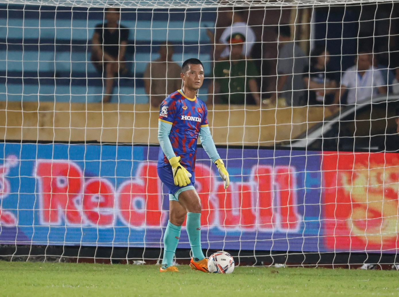 Thủ môn Đình Triệu ra mắt tuyển Việt Nam. Ảnh: Như Ý