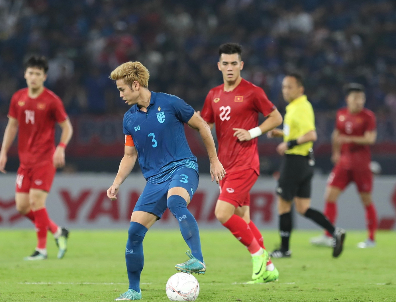 Theerathon Bunmathan thể hiện đẳng cấp vượt trội ở AFF Cup 2022. Ảnh: Hữu Phạm Theerathon Bunmathan thể hiện đẳng cấp vượt trội ở AFF Cup 2022. Ảnh: Hữu Phạm