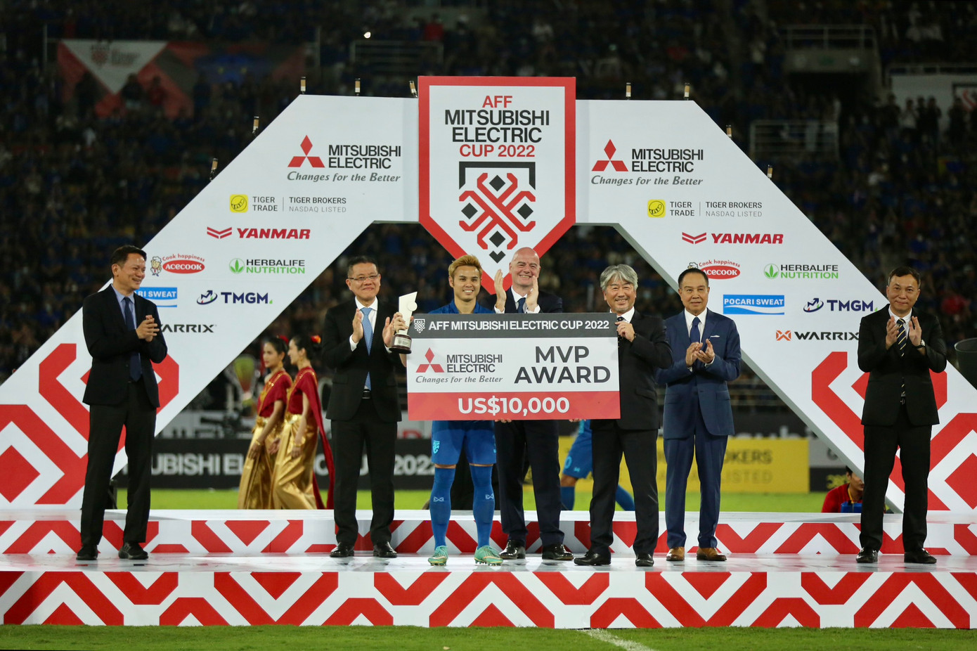 Theerathon Bunmathan nhận giải Cầu thủ xuất sắc nhất AFF Cup 2022. Ảnh: Hữu Phạm Theerathon Bunmathan nhận giải Cầu thủ xuất sắc nhất AFF Cup 2022. Ảnh: Hữu Phạm