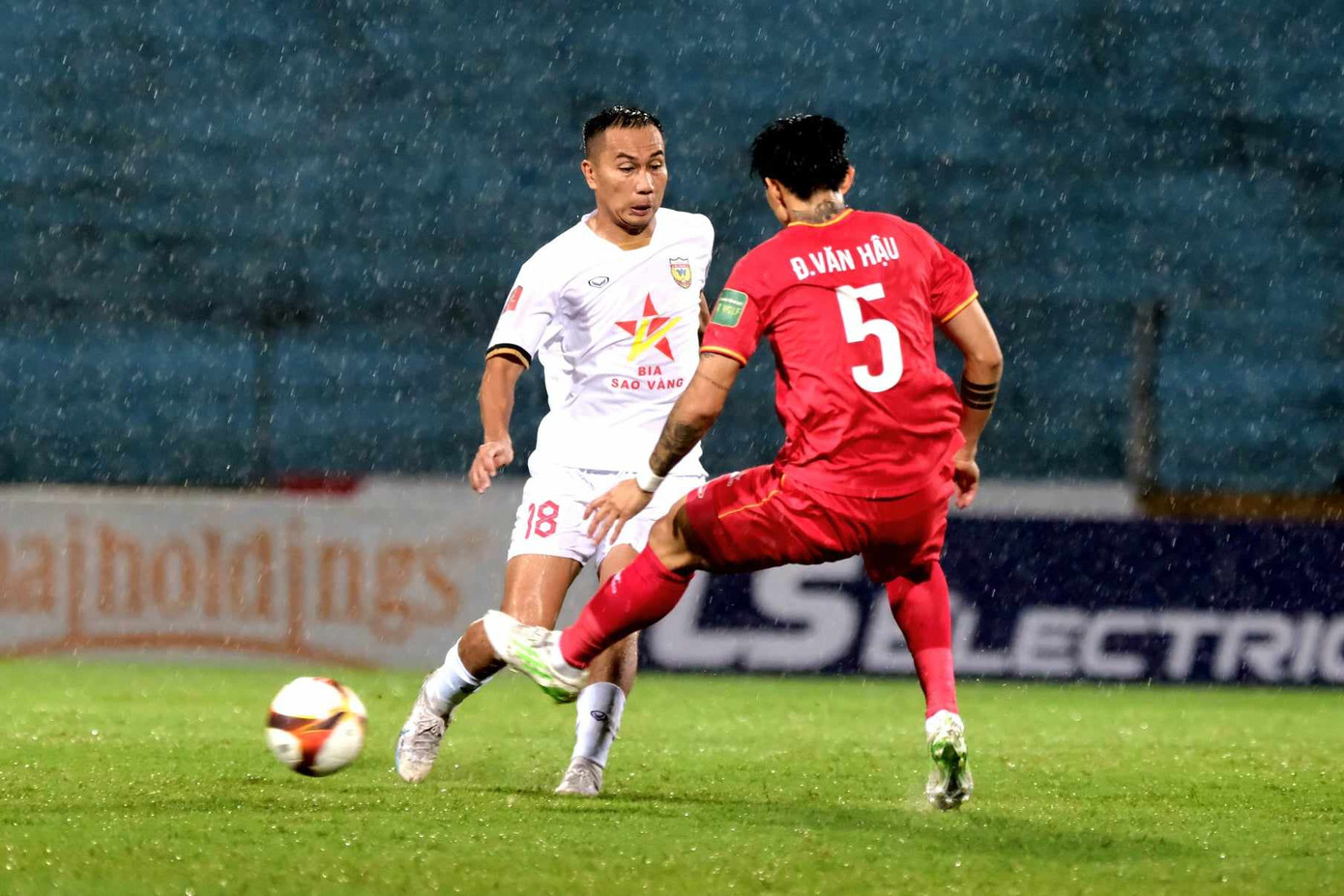 Hà Tĩnh phải dâng cao tìm bàn gỡ hòa. Ảnh: Mạnh Thắng