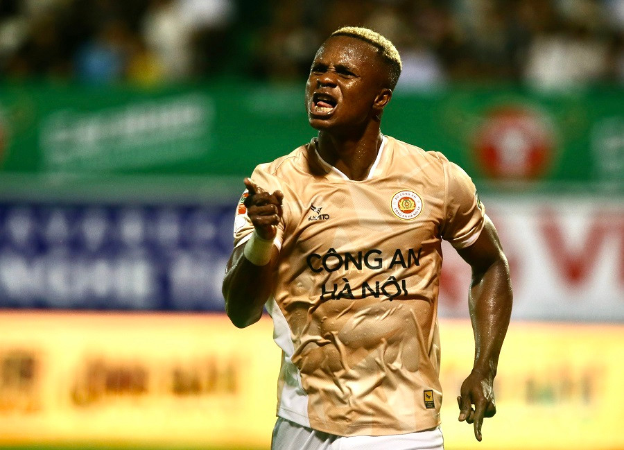 Raphael Success ăn mừng đầy cảm xúc. Ảnh: Dư Hải