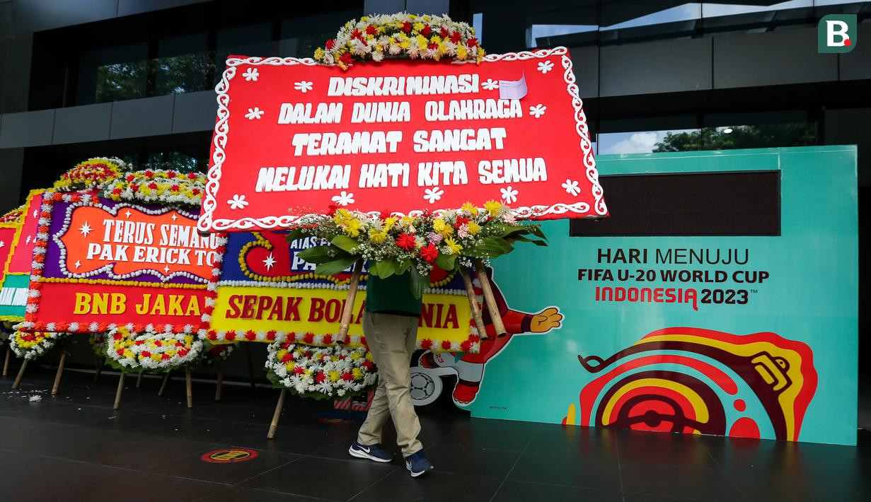 Người hâm mộ Indonesia gửi vòng hoa... tang đến PSSI