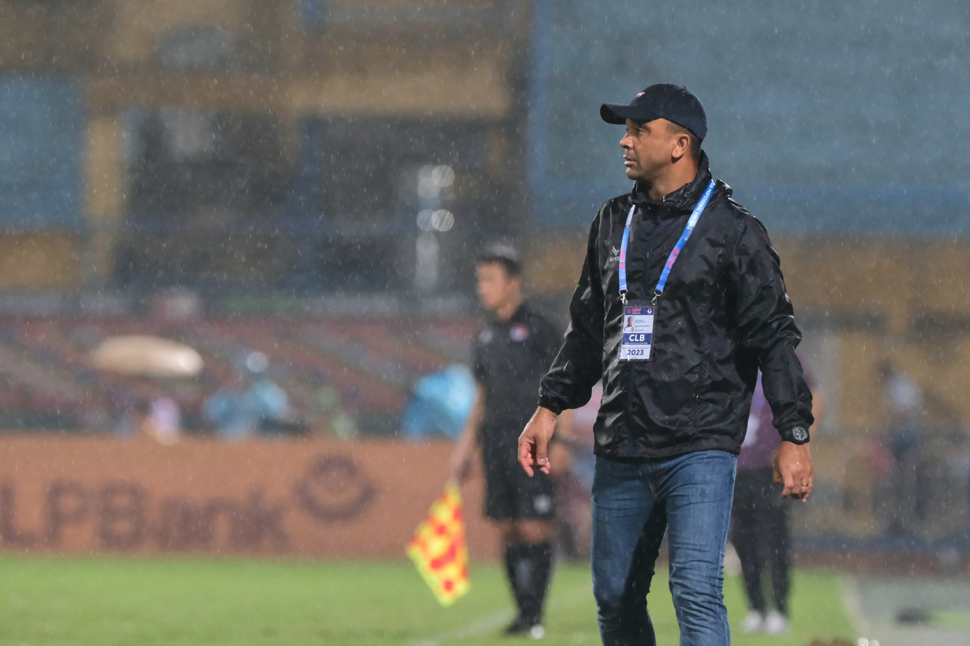 HLV Flavio Cruz đội mưa chỉ đạo các học trò. Ảnh: Mạnh Thắng