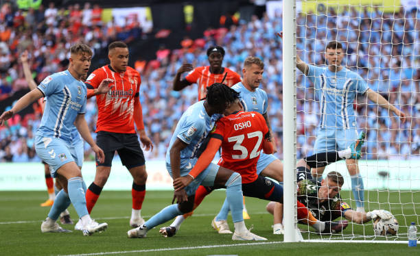 Vượt qua Coventry ở loạt penalty, Luton giành vé thăng hạng cuối cùng trị giá 170 triệu bảng ảnh 7