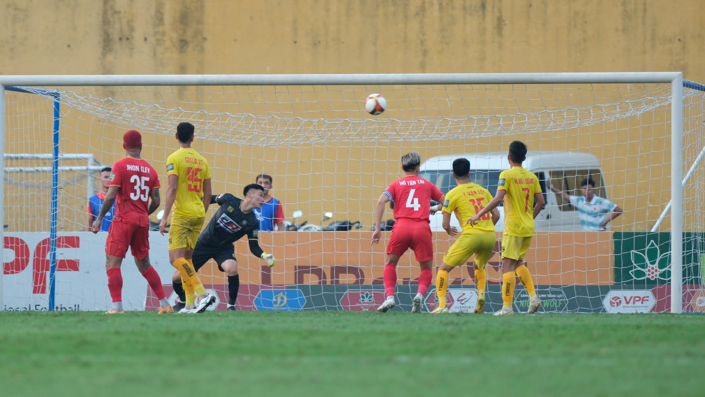 Thủ môn Thanh Hóa bất lực nhìn bóng bay vào lưới. Ảnh: Mạnh Thắng