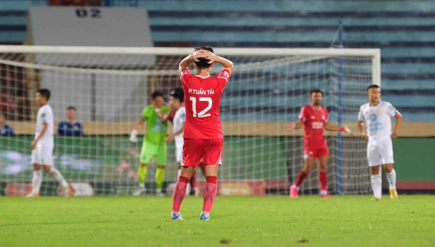 Tuấn Tài ôm đầu tiếc nuối sau pha cản phá đỉnh cao của Nguyên Mạnh. Ảnh: Mạnh Thắng