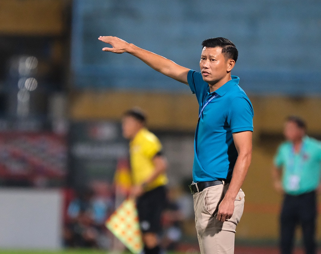 HLV Thạch Bảo Khanh điều chỉnh chiến thuật nhanh chóng. Ảnh: Mạnh Thắng