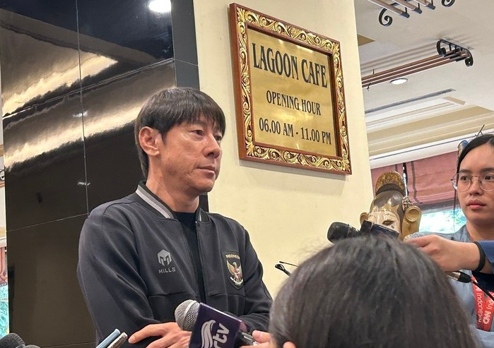 HLV Shin Tae-yong trả lời truyền thông Indonesia. HLV Shin Tae-yong trả lời truyền thông Indonesia.