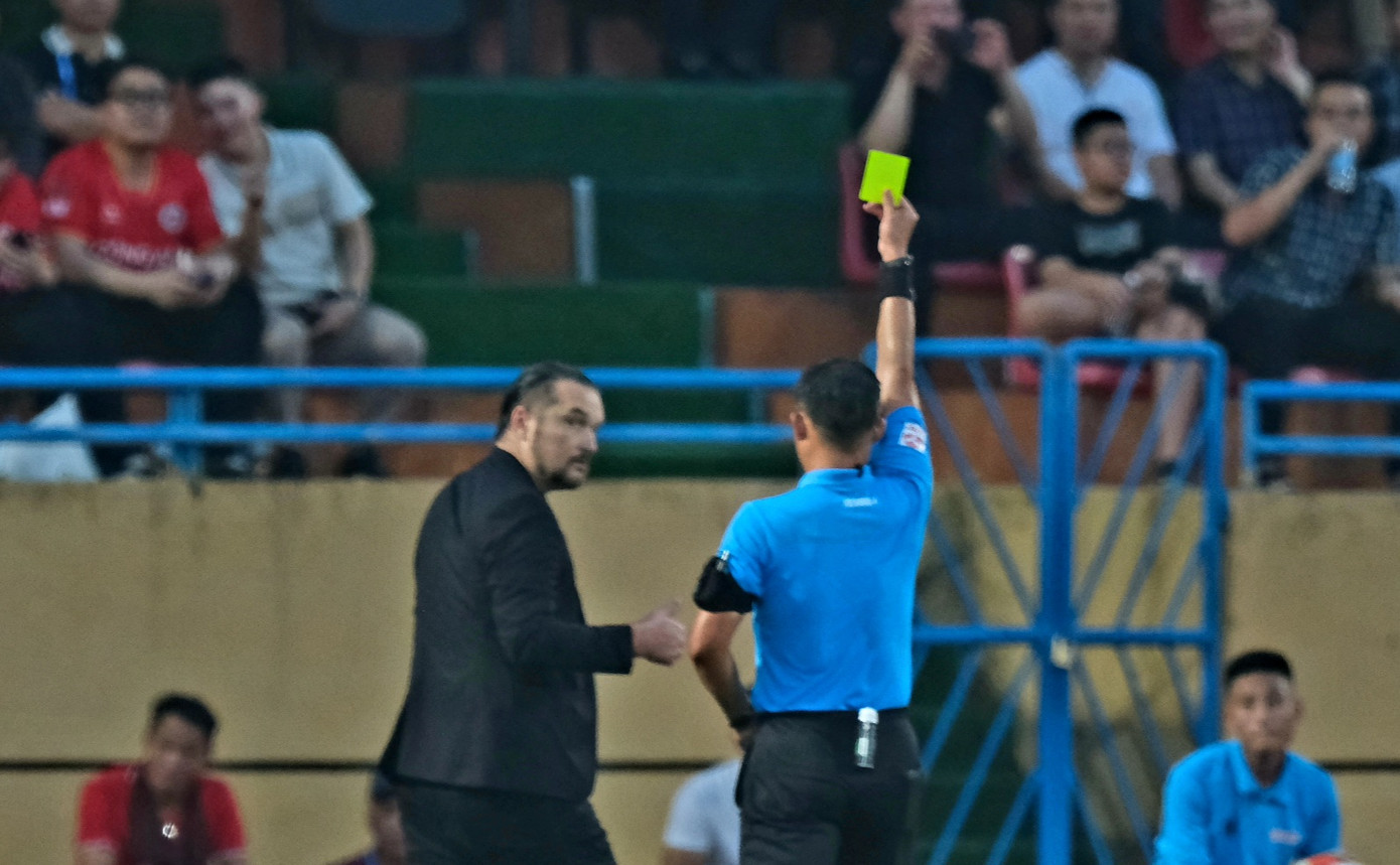 HLV Popov nhận thẻ vàng cảnh cáo từ trọng tài. Ảnh: Mạnh Thắng