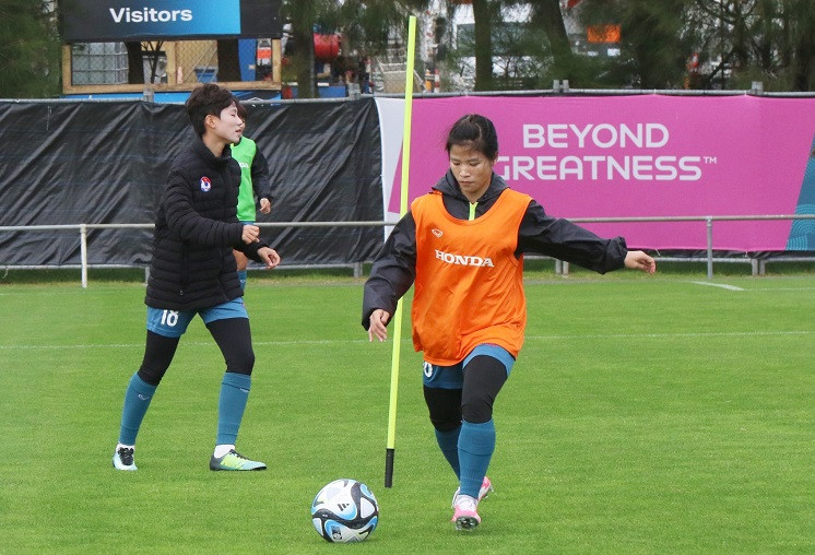 Dương Thị Vân và Phạm Hải Yến bị đau nhẹ khi đấu tập. Ảnh: VFF Dương Thị Vân và Phạm Hải Yến bị đau nhẹ khi đấu tập. Ảnh: VFF