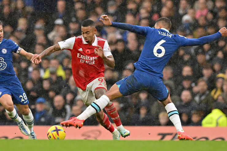 Arsenal đang nhỉnh hơn Chelsea Arsenal đang nhỉnh hơn Chelsea
