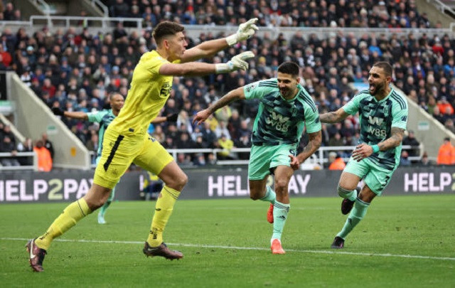 Thủ môn Pope phản ứng ngay sau cú sút của Mitrovic Thủ môn Pope phản ứng ngay sau cú sút của Mitrovic