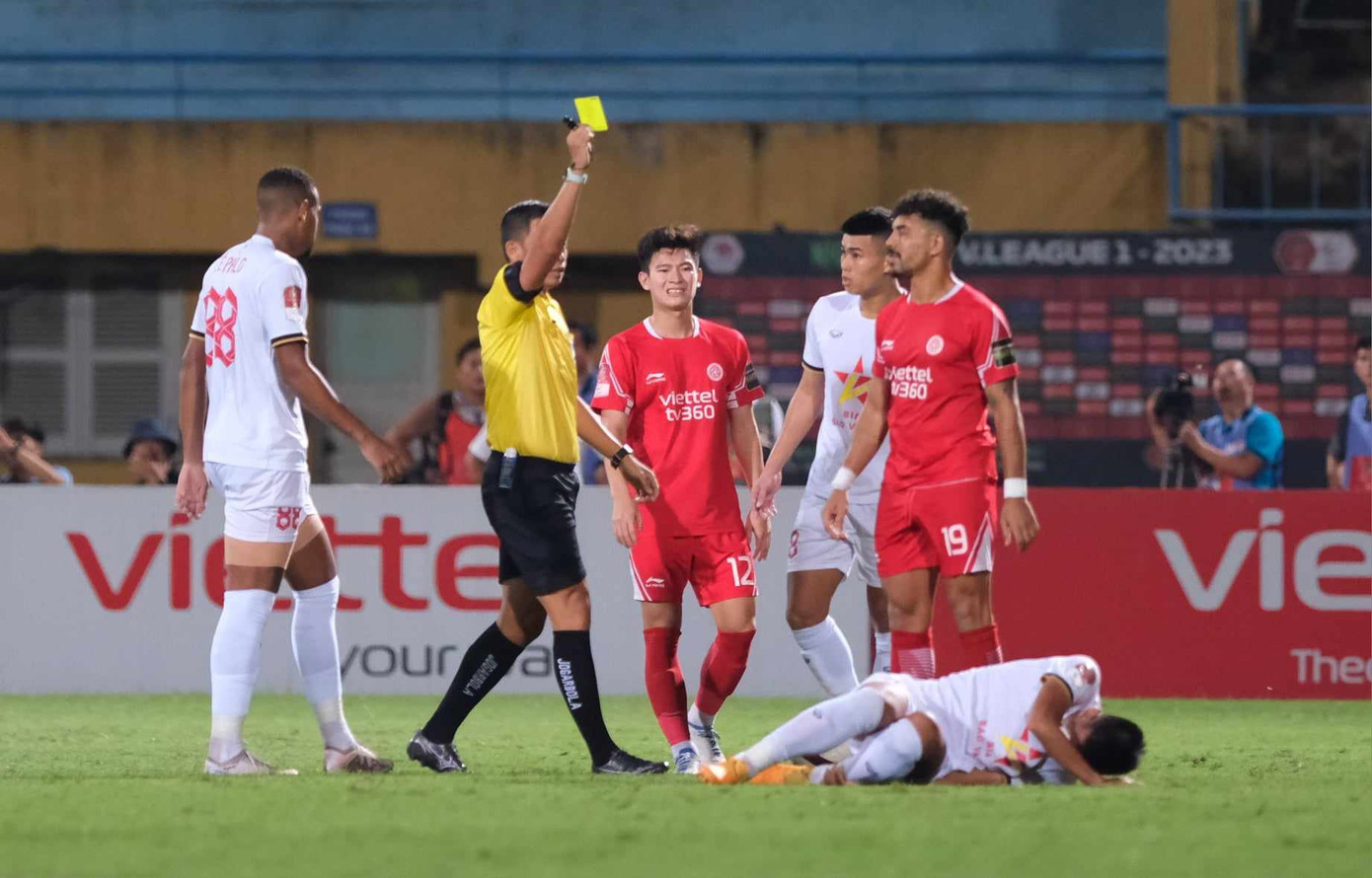 Essam nhận thẻ vàng đầu tiên của trận đấu. Ảnh: Mạnh Thắng Essam nhận thẻ vàng đầu tiên của trận đấu. Ảnh: Mạnh Thắng