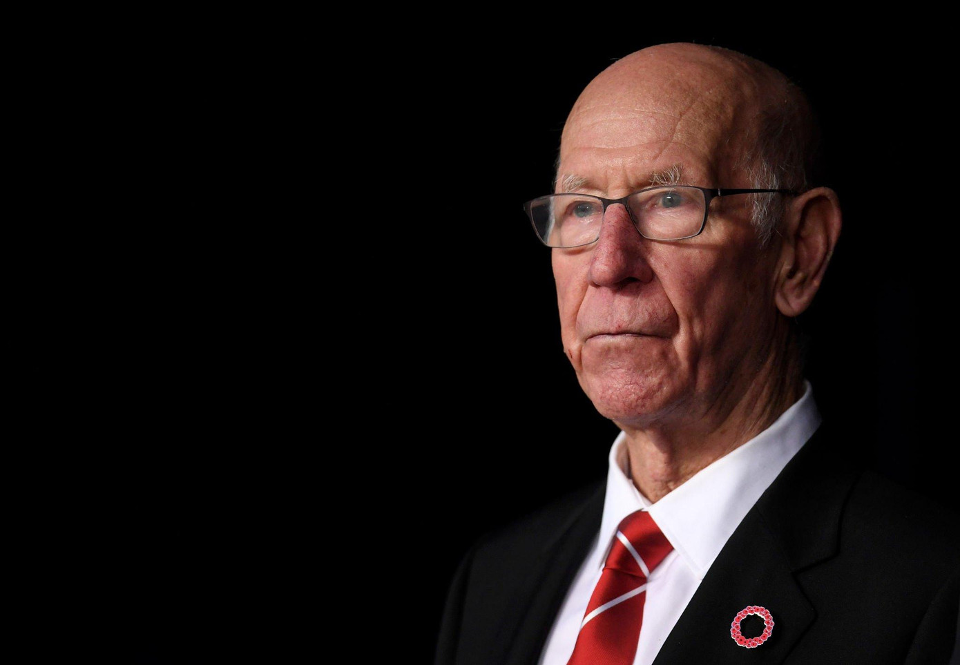 Sir Bobby Charlton là biểu tượng của MU Sir Bobby Charlton là biểu tượng của MU