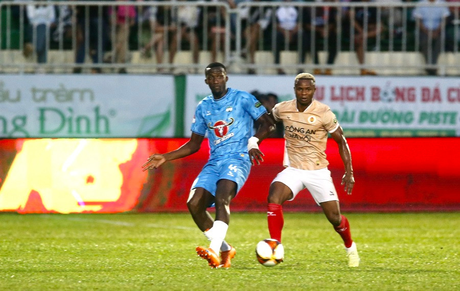 HAGL đang bế tắc trước sức ép của CAHN. Ảnh: Dư Hải