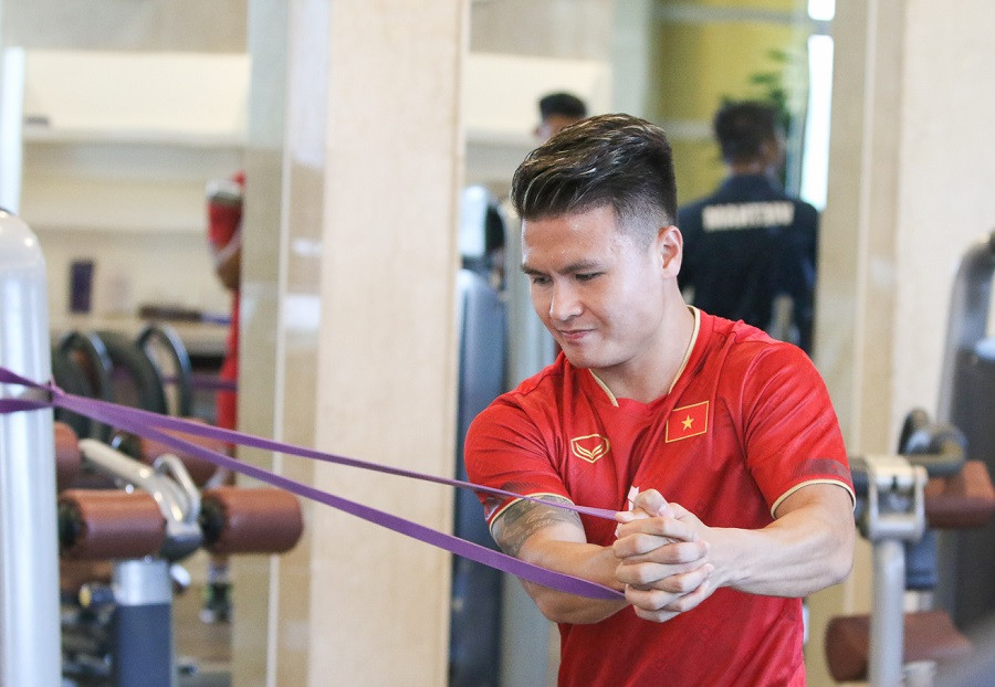 Quang Hải chấn thương cơ bắp. Ảnh: VFF