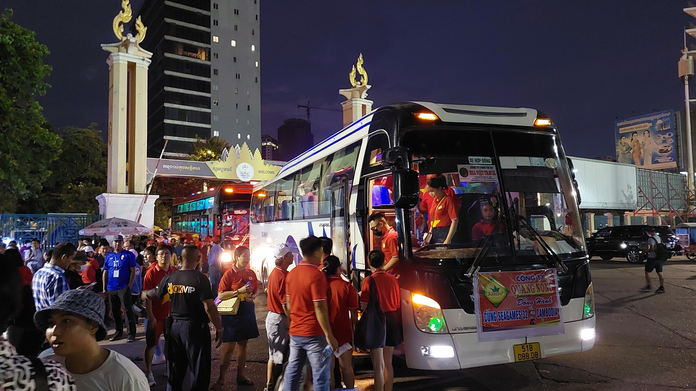 Hai chiếc xe bus chở người hâm mộ Việt Nam cập bến Olympic, hứa hẹn tạo nên một buổi tối sôi động, tiếp lửa cho các cô gái Việt Nam. Ảnh: Thanh Hải Hai chiếc xe bus chở người hâm mộ Việt Nam cập bến Olympic, hứa hẹn tạo nên một buổi tối sôi động, tiếp lửa cho các cô gái Việt Nam. Ảnh: Thanh Hải