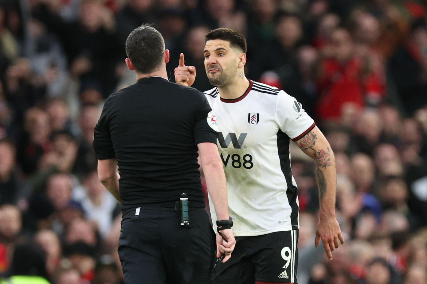 Mitrovic trả giá đắt vì động tay chân với trọng tài Mitrovic trả giá đắt vì động tay chân với trọng tài