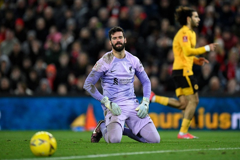Alisson khiến Liverpool trả giá đắt trước Wolves