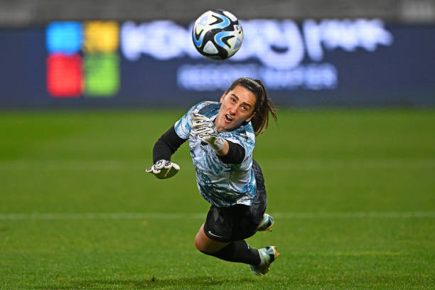 Esson khởi động trước trận đấu. Ảnh: Getty Esson khởi động trước trận đấu. Ảnh: Getty