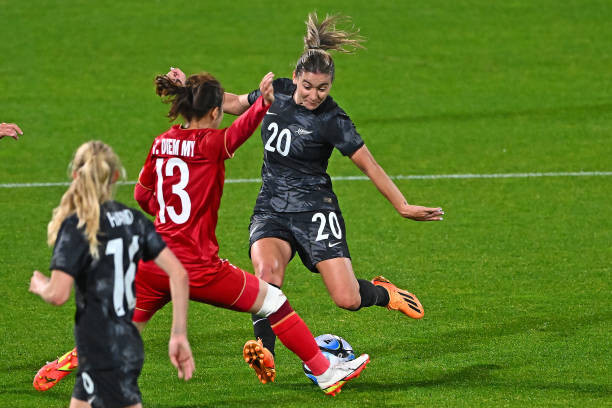 Diễm My phòng ngự lăn xả. Ảnh: Getty Diễm My phòng ngự lăn xả. Ảnh: Getty