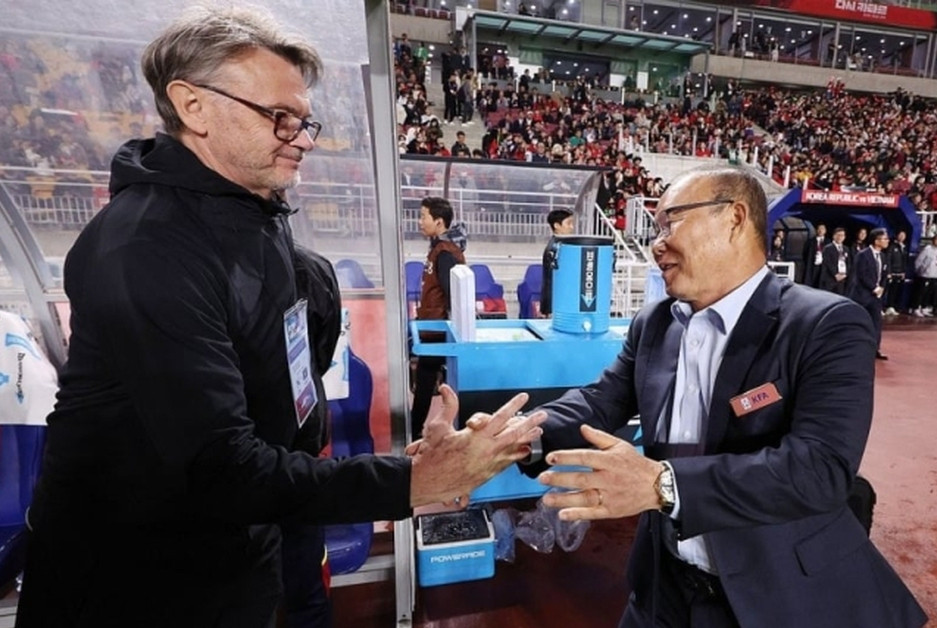 HLV Park Hang-seo bắt tay HLV Troussier trước trận Hàn Quốc gặp Việt Nam. Ảnh: Yonhap HLV Park Hang-seo bắt tay HLV Troussier trước trận Hàn Quốc gặp Việt Nam. Ảnh: Yonhap