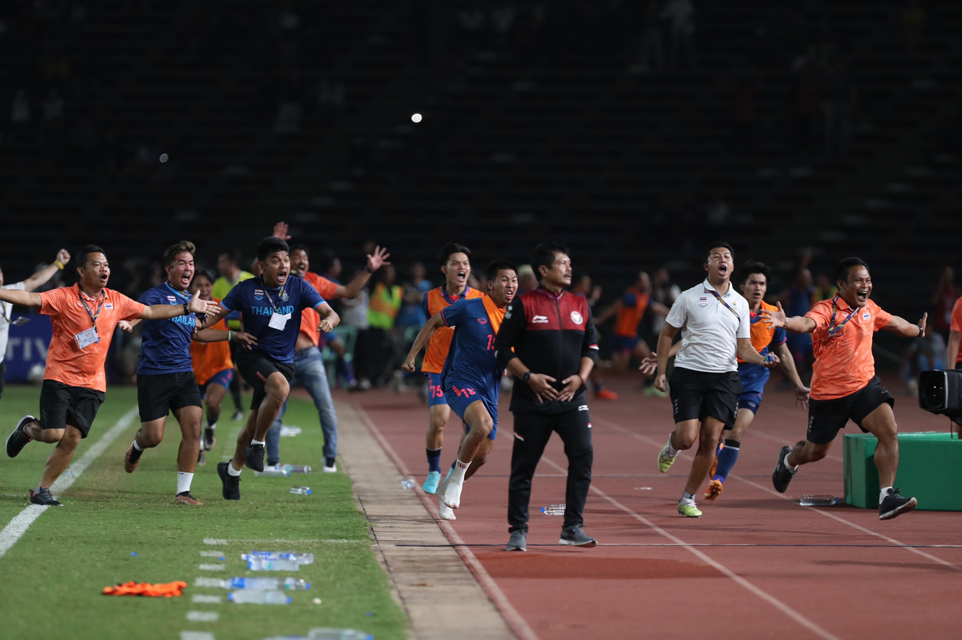 Các thành viên U22 Thái Lan ăn mừng khiêu khích BHL U22 Indonesia, tạo ra vụ xô xát đầu tiên. Ảnh: Hữu Phạm