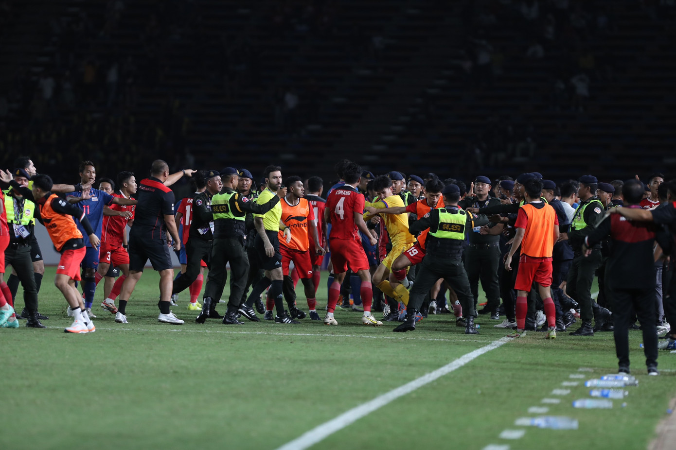 Chỉ đến khi các cảnh sát cơ động can thiệp, đôi bên mới dần hạ hỏa. Ảnh: Hữu Phạm