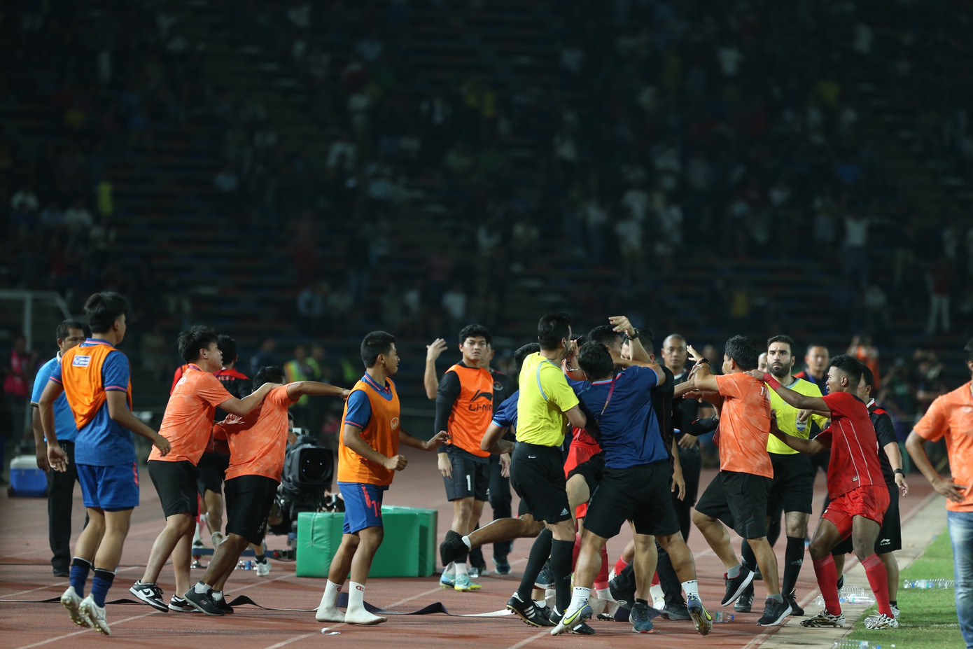 Trận chung kết SEA Games 32 trở nên hỗn loạn.Ảnh: Hữu Phạm