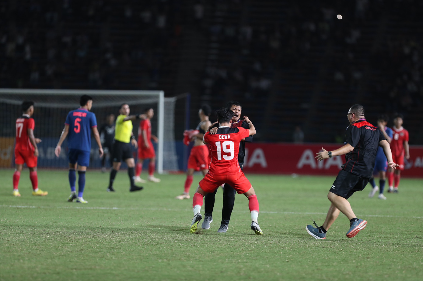 HLV Indra Sjafri nghe nhầm còi của trọng tài khi U22 Thái Lan được hưởng đá phạt ở phút bù giờ cuối cùng. Ảnh: Hữu Phạm