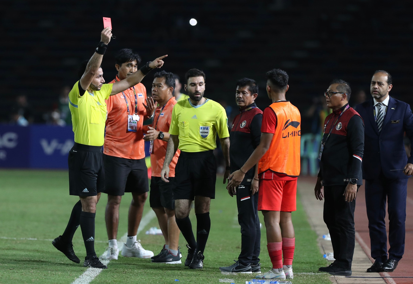 3 thành viên BHL của Thái Lan (2 người) và Indonesia (1 người) cũng bị trọng tài đuổi lên khán đài. Ảnh: Hữu Phạm