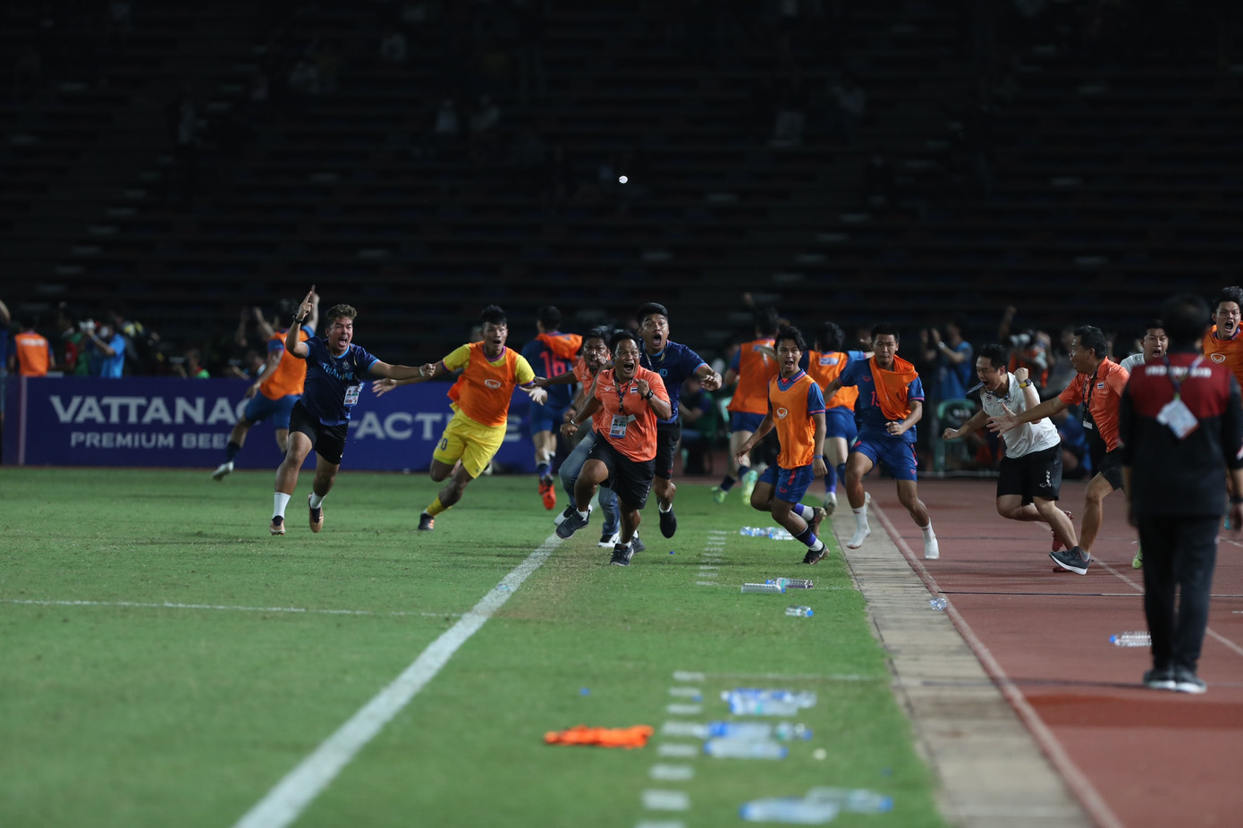 Các cầu thủ U22 Thái Lan ghi bàn gỡ hòa 2-2 ngay trong tình huống đó, đưa trận đấu vào hiệp phụ. Ảnh: Hữu Phạm