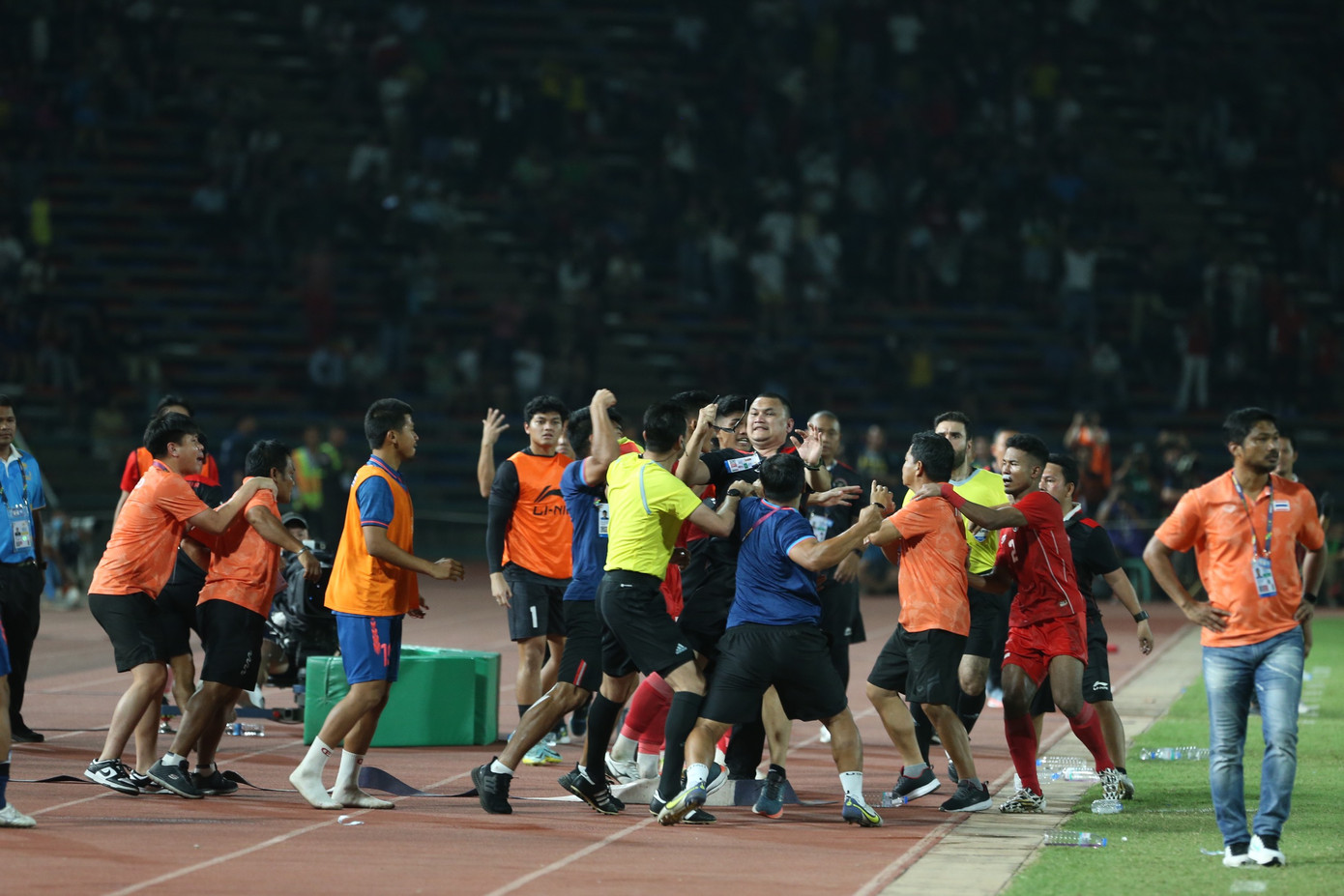 Rất nhiều thành viên hai đội đã đấm, đá, thậm chí quật ngã nhau. Ảnh: Hữu Phạm