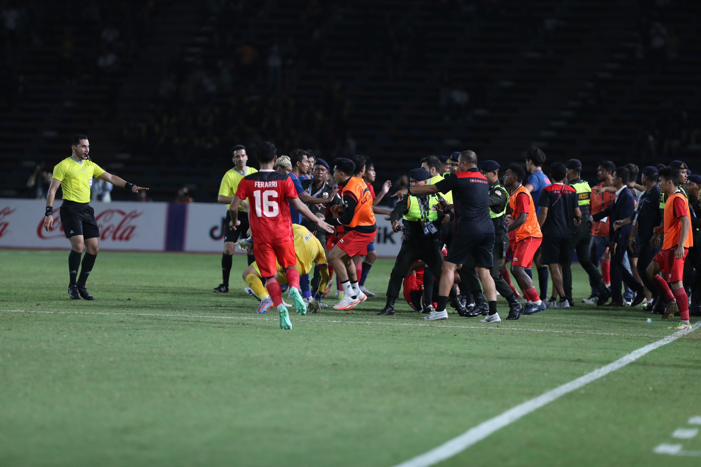 Thủ môn U22 Thái Lan và một hậu vê U22 Indonesia bị đuổi sau khi &quot;tham chiến&quot;. Ảnh: Hữu Phạm