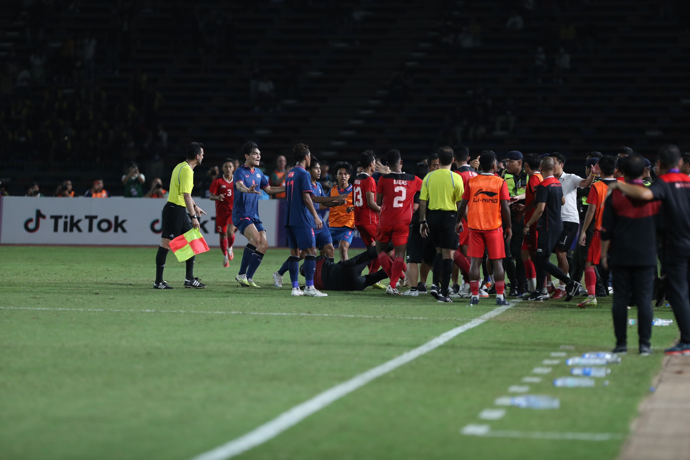 Một trợ lý của U22 Indonesia ngã ra sân. Ảnh: Hữu Phạm