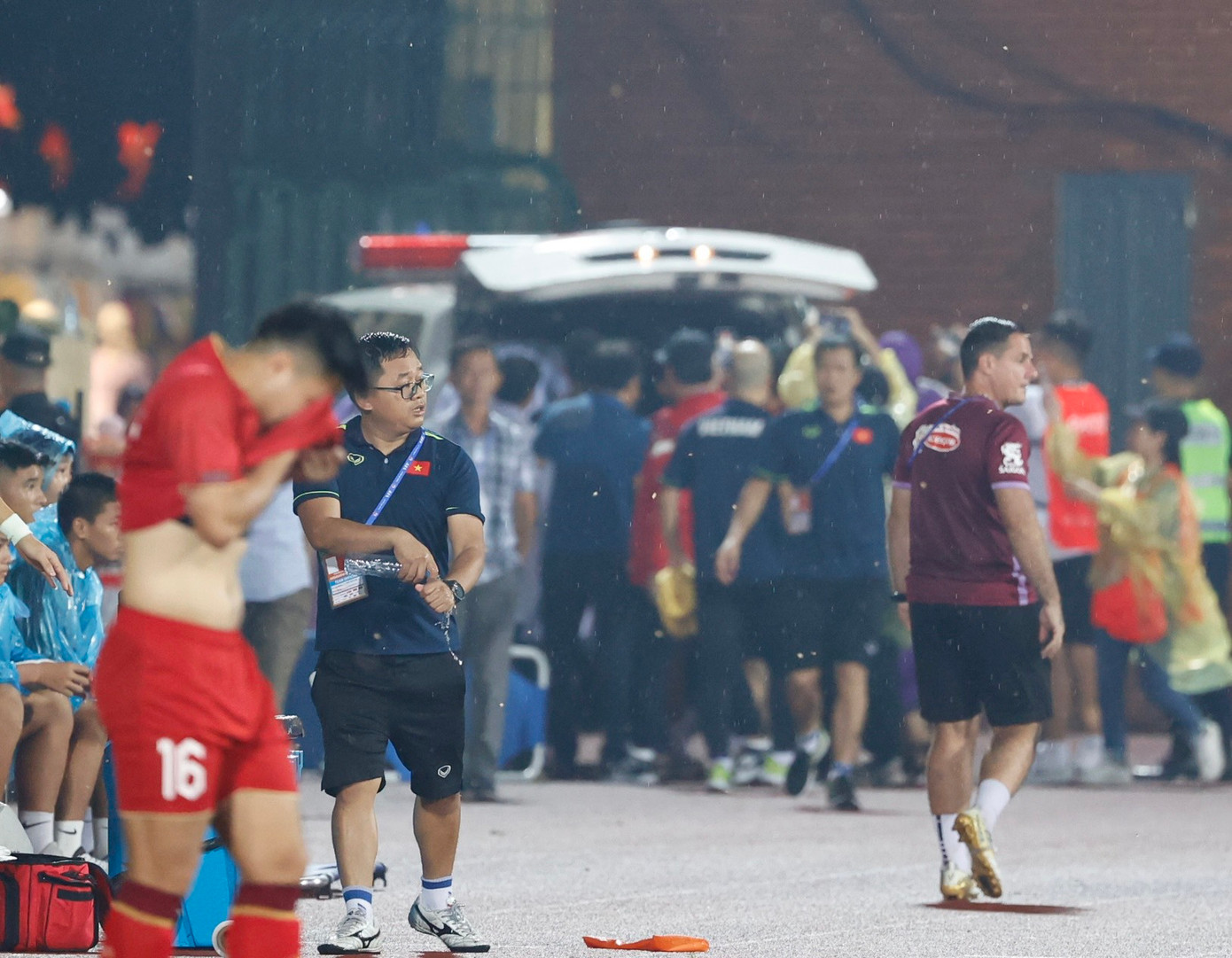 Hai cầu thủ chấn thương của Việt Nam, Trung Hiếu và Việt Hưng đã được chuyển thẳng đến bệnh viện địa phương để kiểm tra. Ảnh: Như Ý