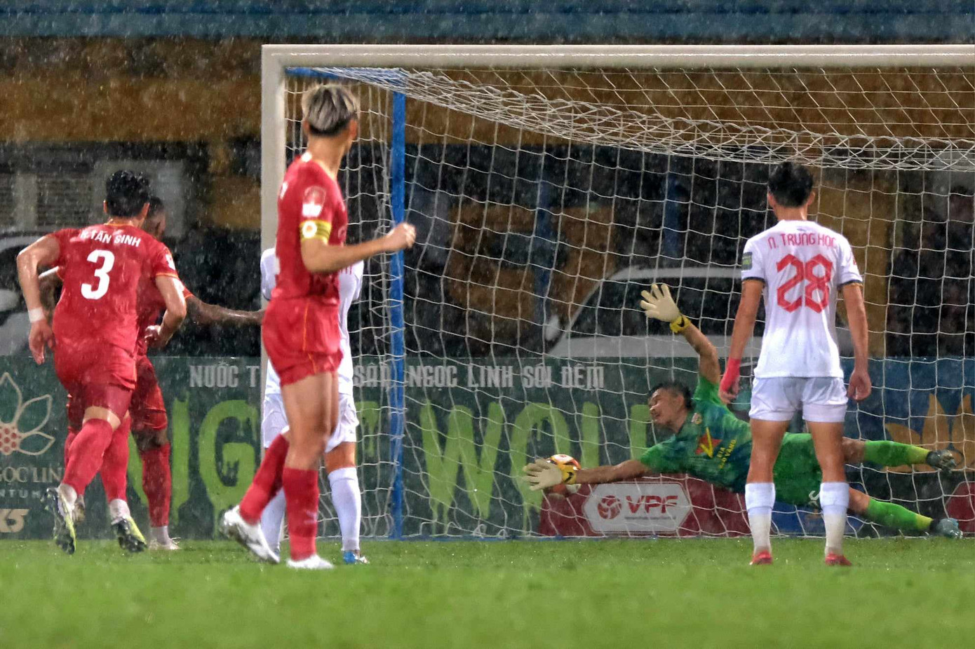 Cley không mắc sai lầm nào khi giành quyền đá phạt 11m với Văn Thanh. Ảnh: Mạnh Thắng