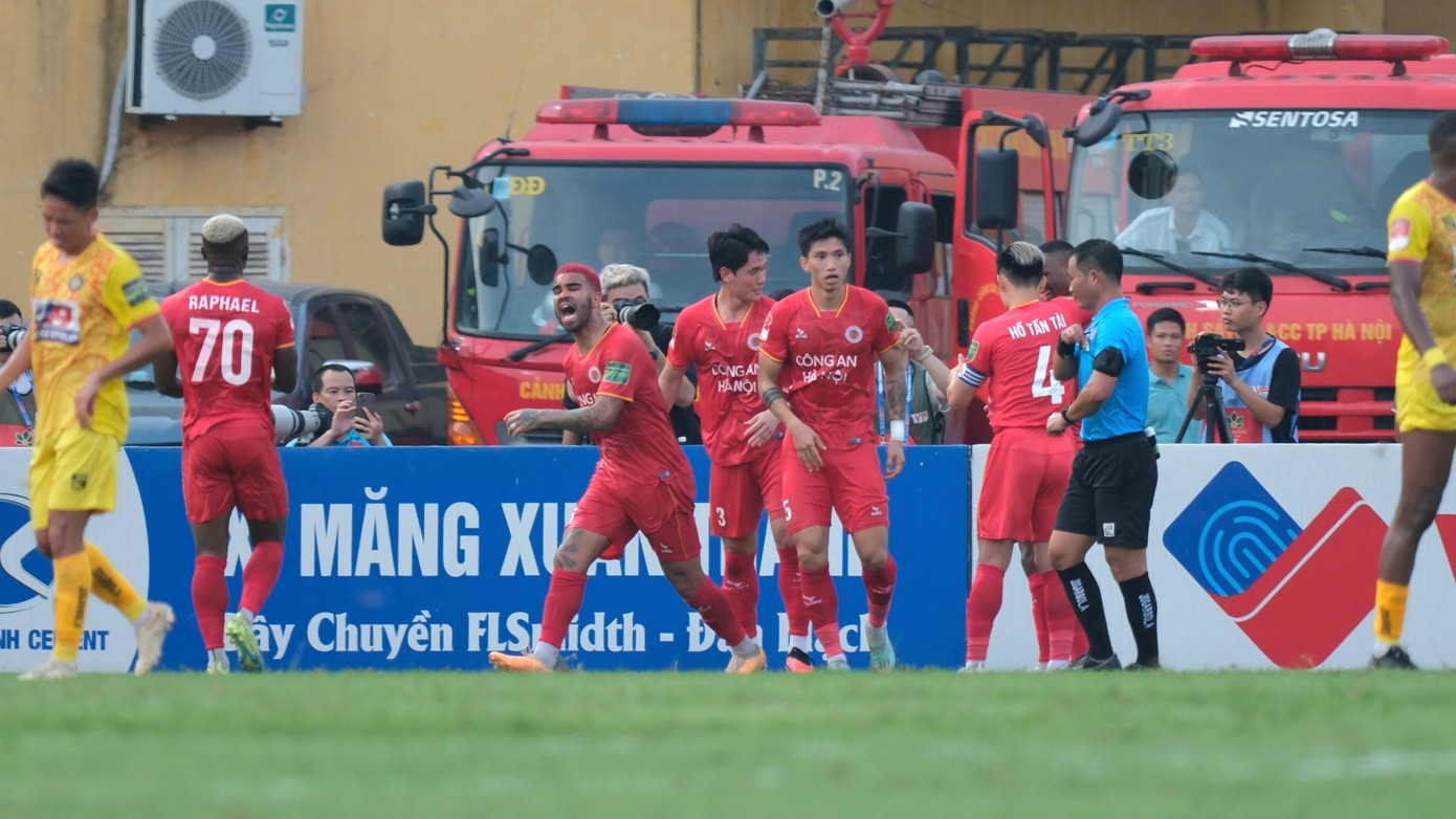 Các cầu thủ CAHN ăn mừng bàn mở tỷ số. Ảnh: Mạnh Thắng