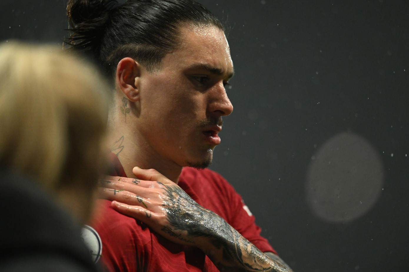 Nunez rời sân sớm vì chấn thương vai