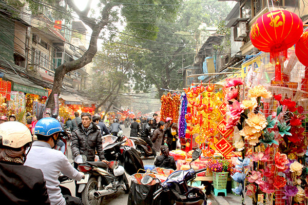 Tại phố Hàng Mã, hoạt động mua bán diễn ra rất sôi động.