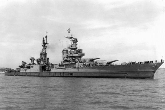 USS-Indianapolis (CA-35) thuộc loại tuần dương hạng nặng lớp Portland hoạt động trong Hải quân Mỹ 15/11/1932. Ngày 26/7/1945, chiến hạm này vận chuyển bom nguyên tử đến đảo Tinian thuộc quần đảo Mariana, bắc Thái Binh Dương nhằm chuẩn bị cho cuộc ném bom Nhật Bản. Ngày 30/7/1945, nó rời đảo Guam mà không có bất kỳ tàu hộ tống nào, không may CA-35 gặp phải tàu ngầm tuần dương I-58 của Nhật Bản. Các ngư lôi phóng đi từ tàu ngầm Nhật Bản đánh chìm CA-35 chỉ trong 12 phút. 300 thủy thủ chìm theo cùng xác con tàu, hơn 500 thủy thủ khác chết sau đó do kiệt sức và cá mập tấn công. Vị trí đắm của CA-35 vẫn là ẩn số cho đến ngày nay.