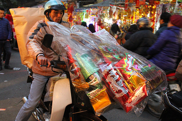 Nhộn nhịp thị trường vàng mã sát Tết ông Công ông Táo ảnh 13