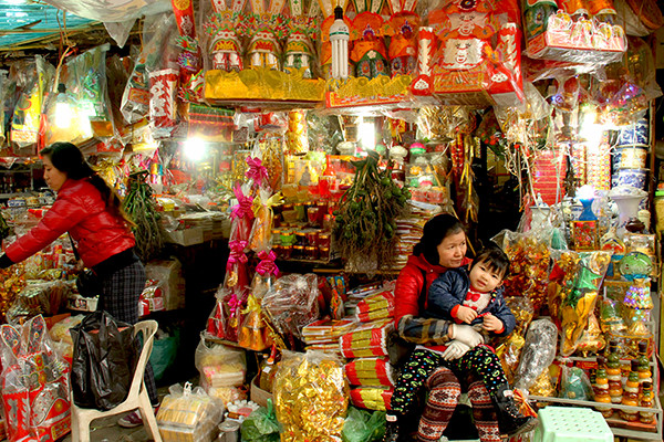 Một cửa hàng bán vàng mã tại chợ Kim Liên.