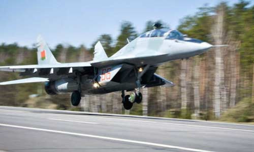  Dùng đường ô tô làm sân bay quân sự rất lợi thế trong trường hợp sân bay bị đánh phá.